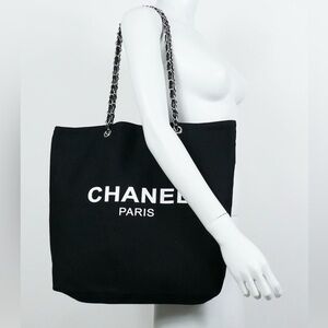 SOLD 🎀🎀🎀Chanel GWP Black Tote Bag with Gold Chain